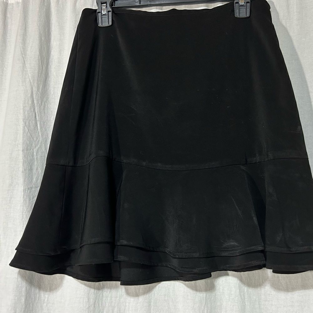 White House Black Market size 6 skirt ruffle bottom back zipper easy care